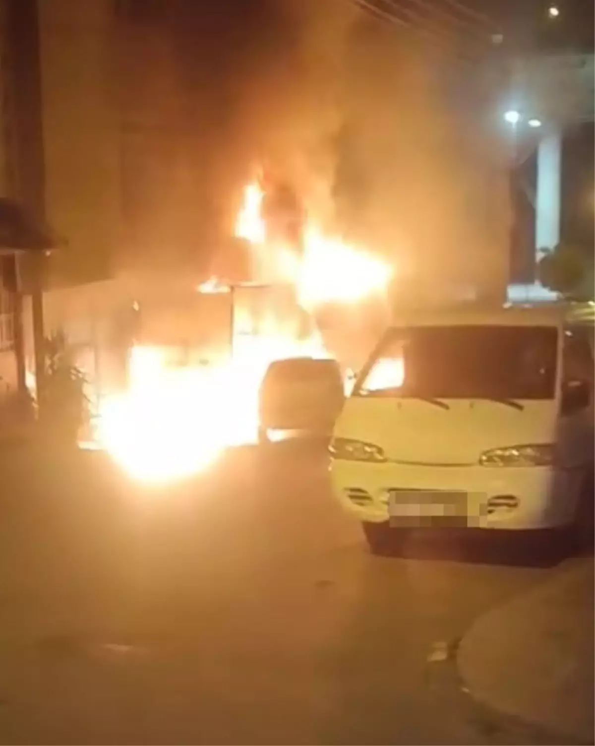 Çayırova'da Oto Tamirhanesinde Yangın Çıktı