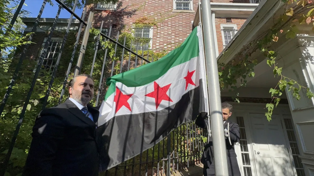 10 yil sonra bir ilk suriye bayragi washington 19067624 7999 m