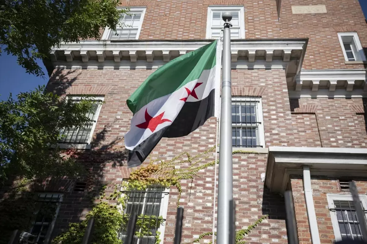 11 yıl sonra bir ilk: Suriye bayrağı, Washington'da göndere çekildi