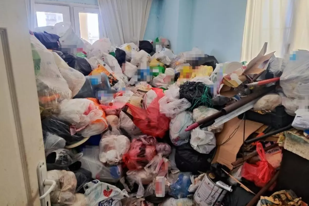 Adana'da bir evden iki kamyon çöp çıkarıldı