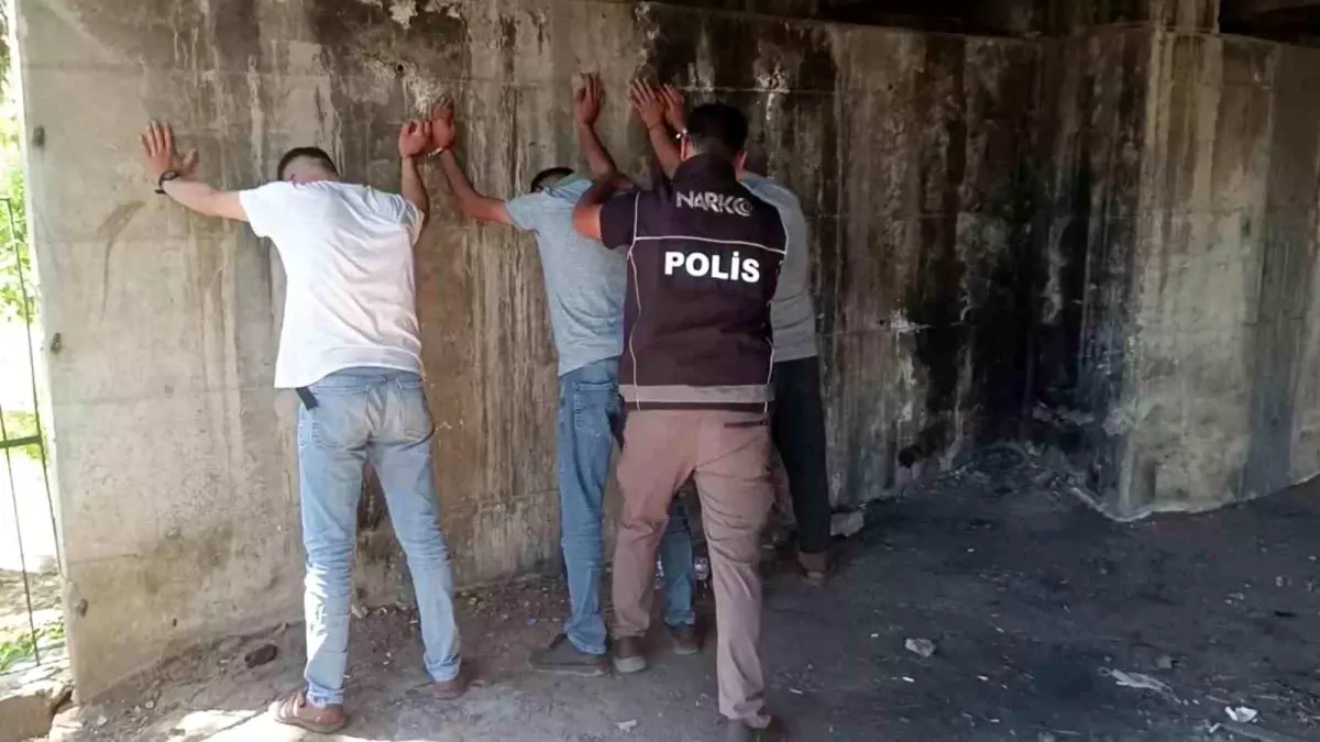 Adana'da Narkotik Ekiplerinden Metruç Binalara Denetim