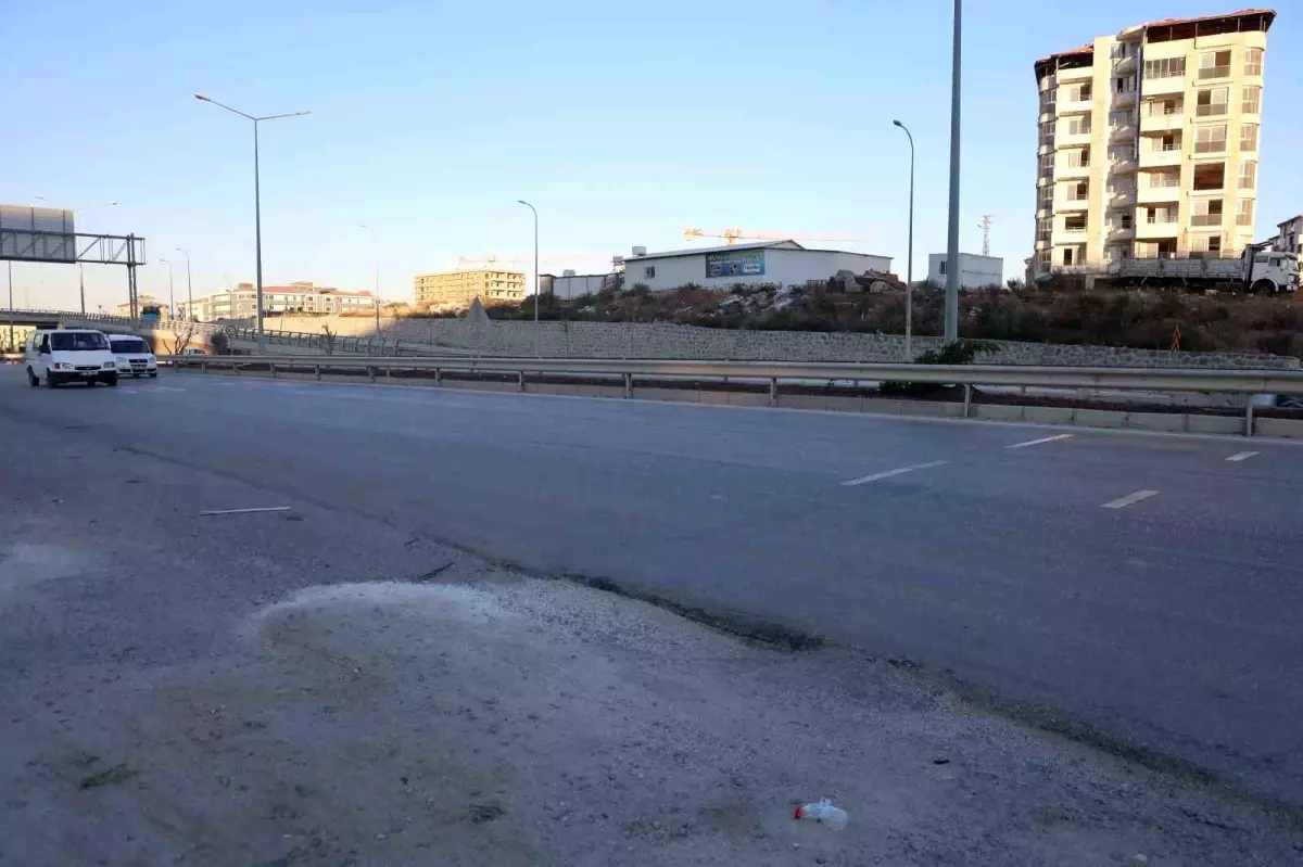 Hatay'da Trafikte Kaçan Buzağı Sürücülere Zor Anlar Yaşattı