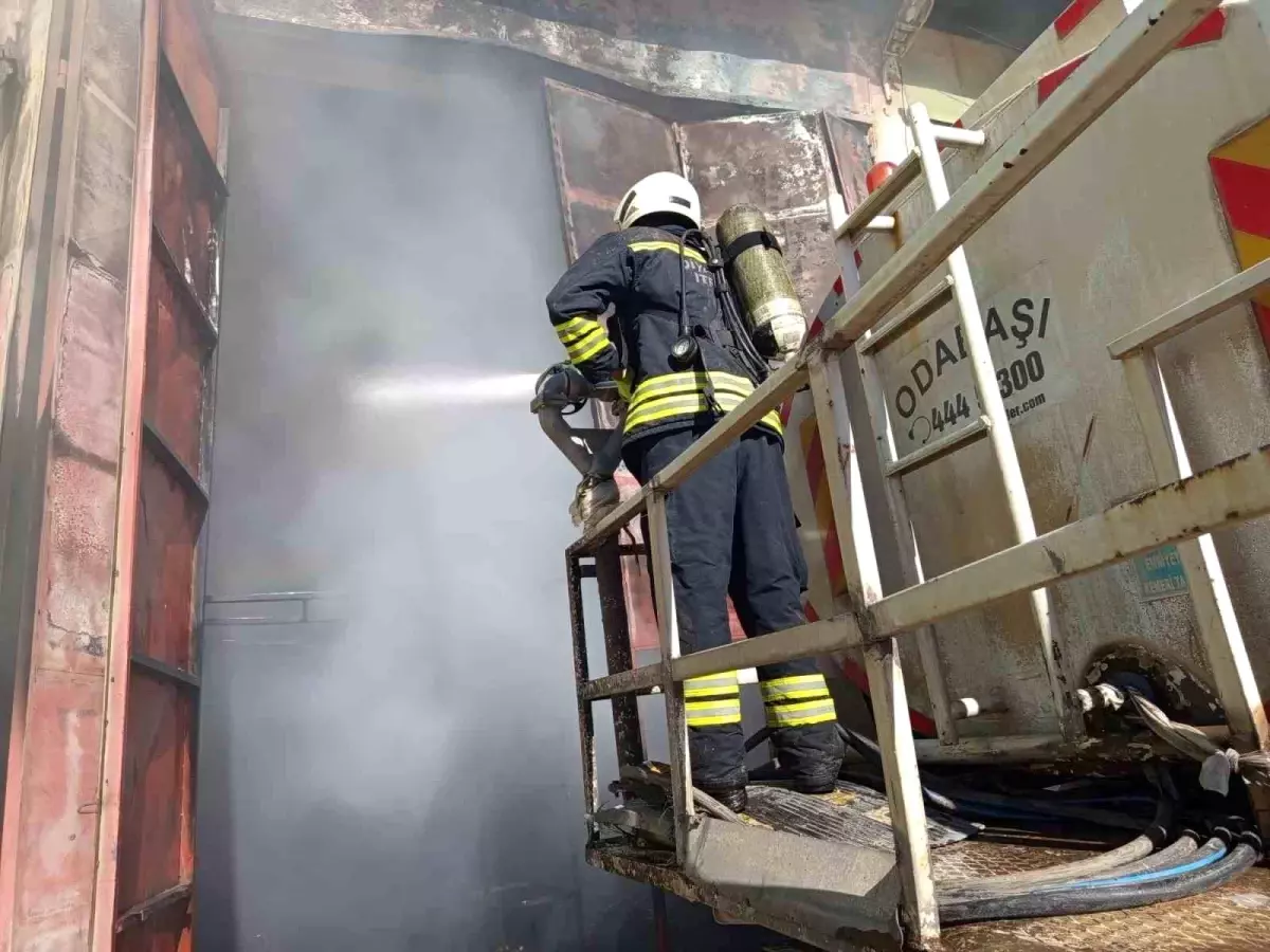 Diyarbakır'da Otomobil Parçalarının Bulunduğu Depoda Yangın Çıktı