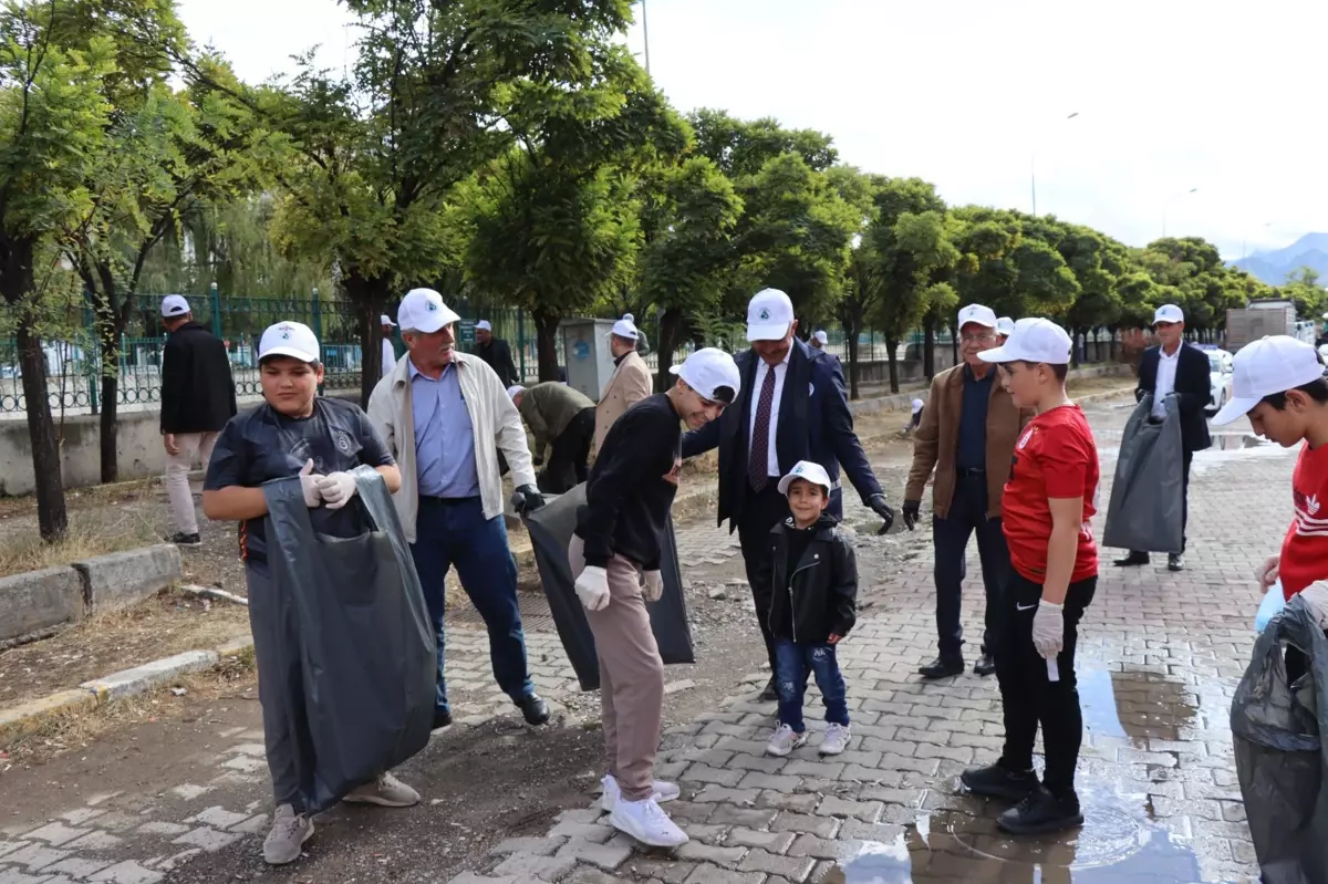 Oltu'da Öğrenciler Dünya Temizlik Günü'nde Sokakları Temizledi