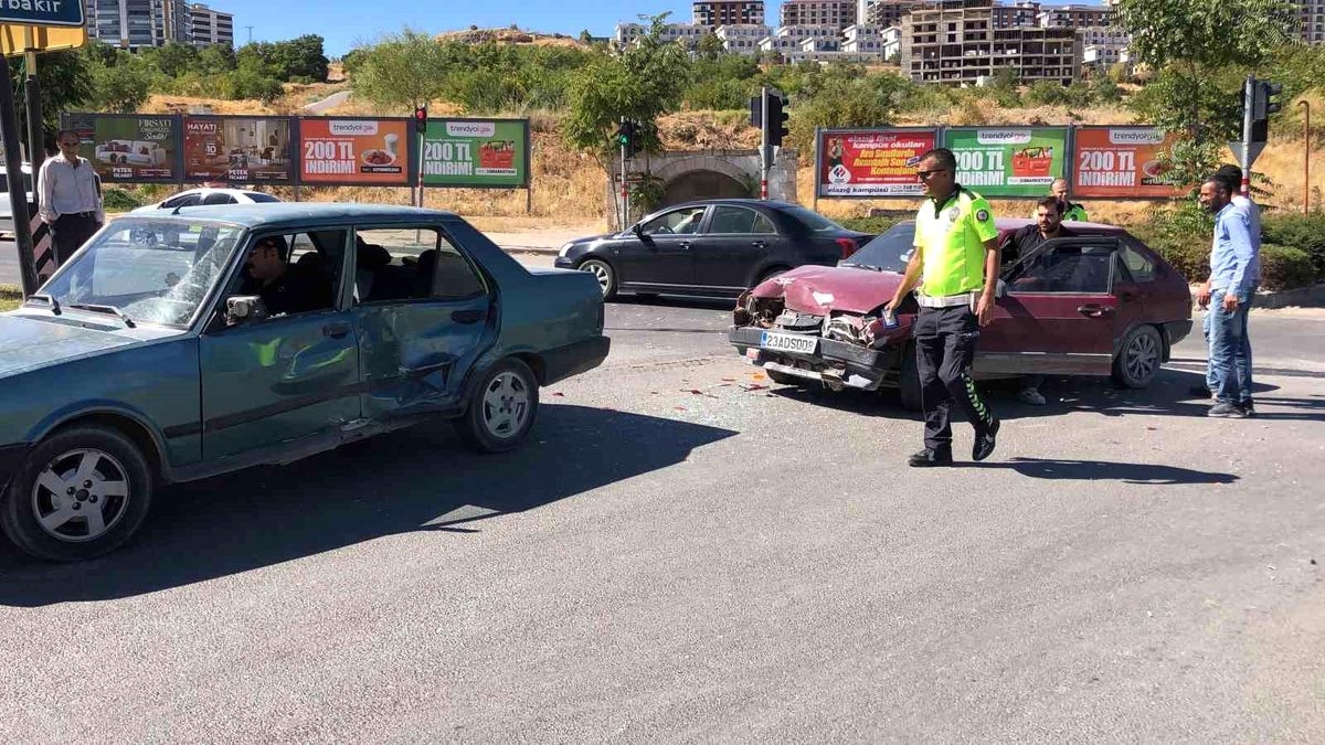 Elazığ'da Otomobil Çarpışması: 1 Yaralı