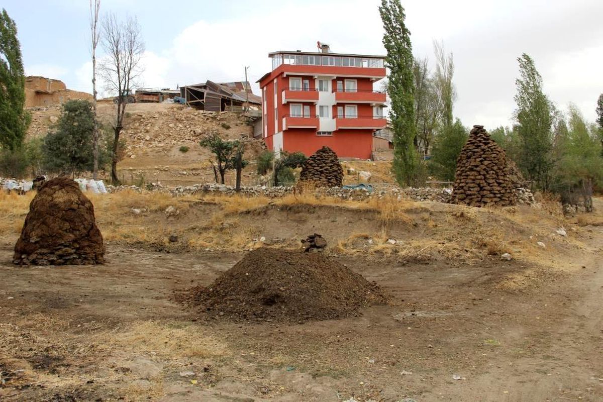 Erzincan'da Kış İçin Tezek Hazırlığı Başladı