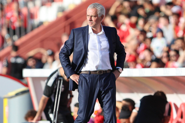 Mourinho's new style at Benfica, wearing a sweater during the match against Fenerbahçe, drew attention