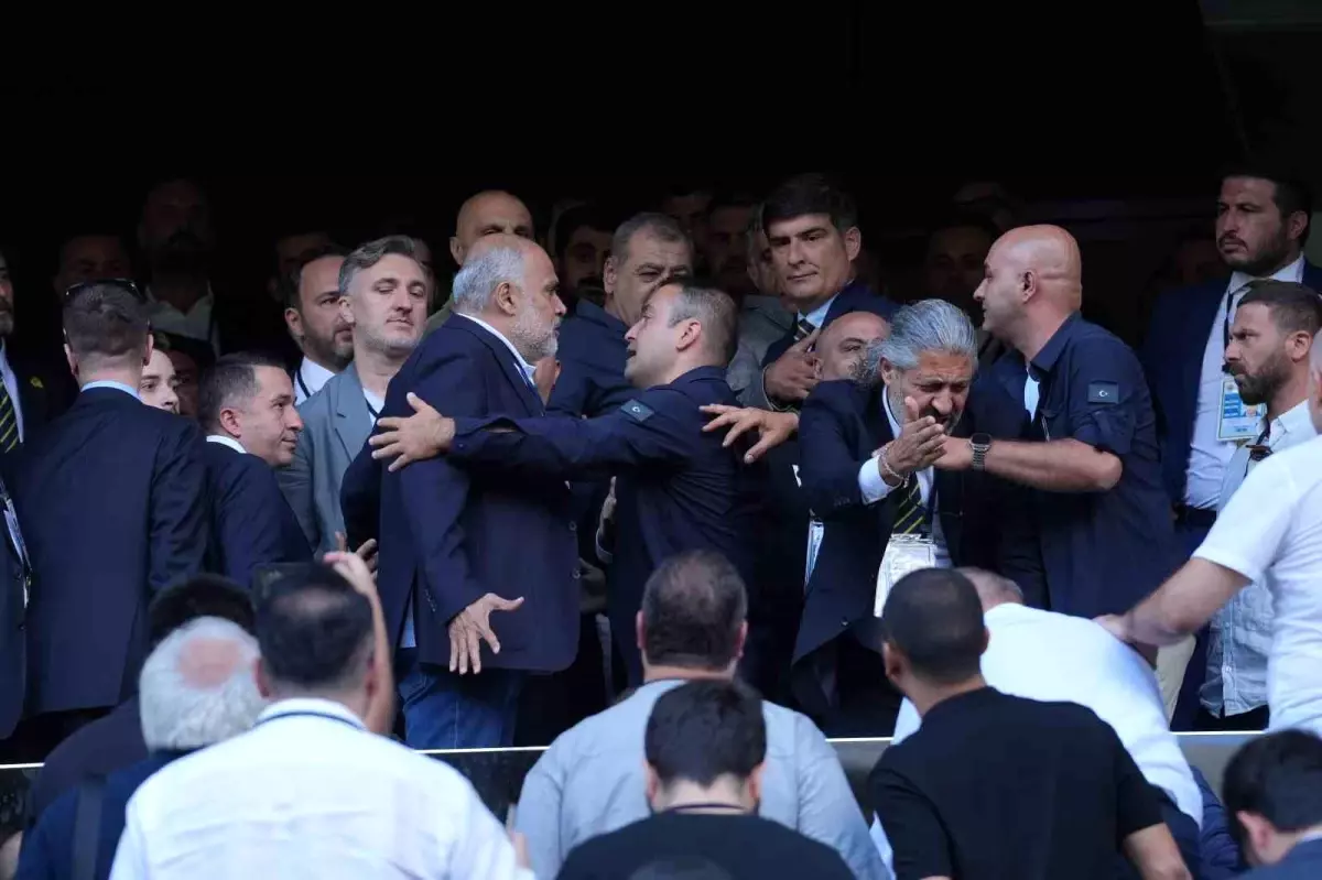 Fenerbahçe Genel Kurulu'nda Gergin Anlar