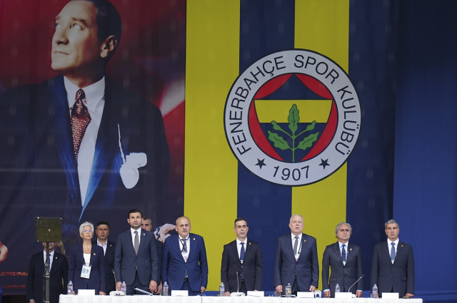 Fenerbahçe kongresinde gerginlik! 'Trabzon' sorusu stadı karıştırdı