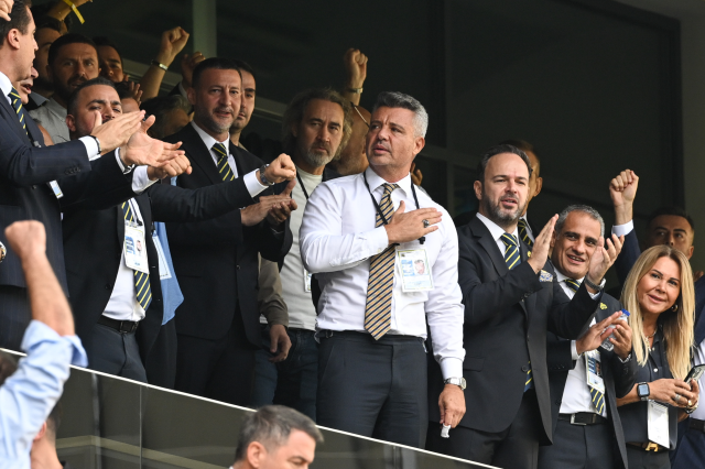 Fenerbahçe kongresinde gerginlik! 'Trabzon' sorusu stadı karıştırdı