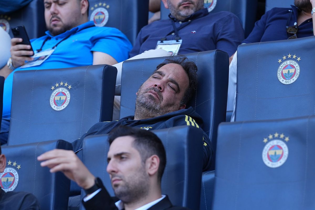 Fenerbahçe kongresinde ilginç an: Taraftar uyuya kaldı