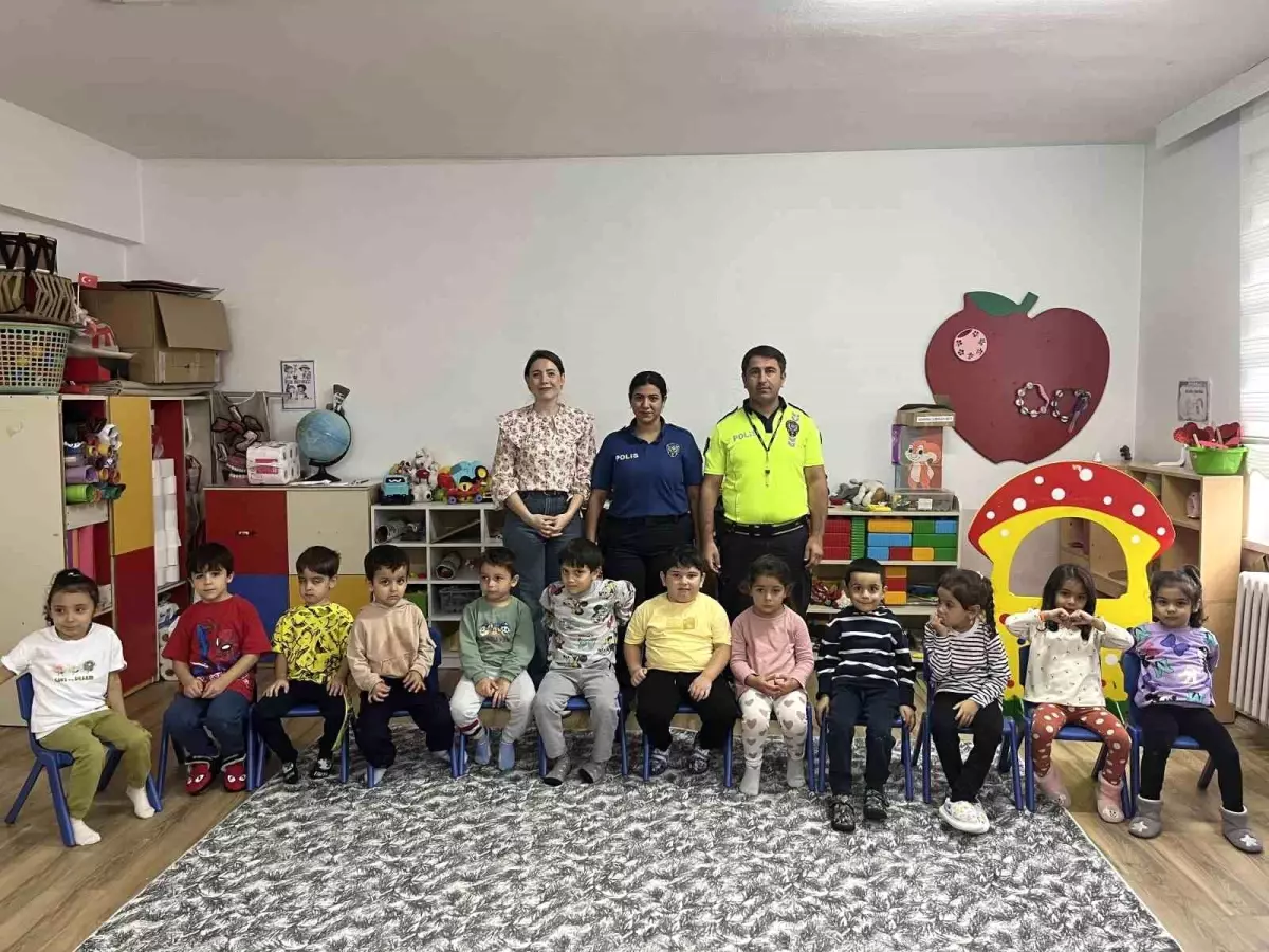 Minik Öğrencilere Trafik Güvenliği Eğitimi