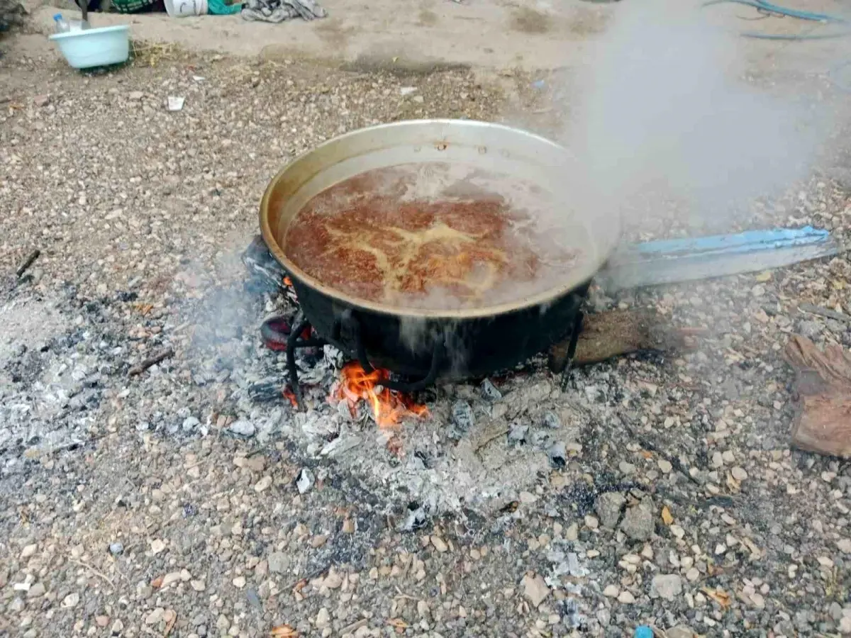 Dağ Toprağıyla Asırlık Pekmez Yapımı Başladı