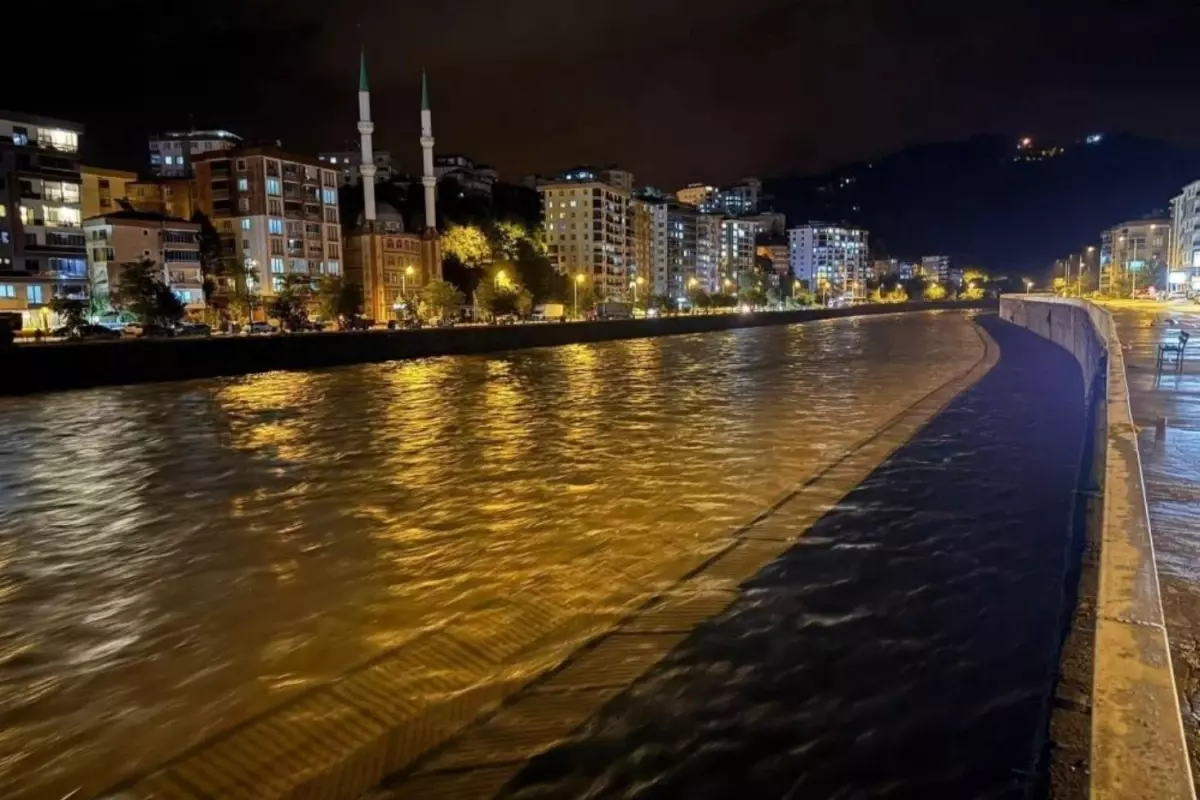 Giresun'u şiddetli yağış vurdu! Heyelan oluştu, yollar göle döndü
