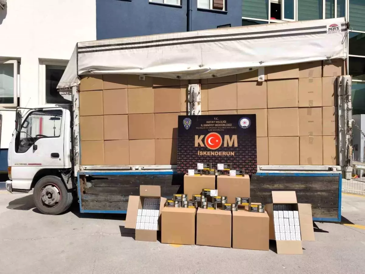Hatay'da Motosikletli Polisler Kaçak Makaron Ele Geçirdi