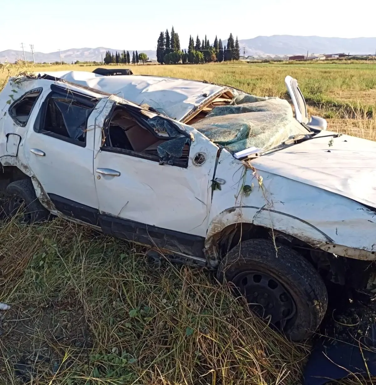 Manisa'da Takla Atan Kamyonet Tarlaya Uçtu, Sürücü Yaralı Kurtuldu