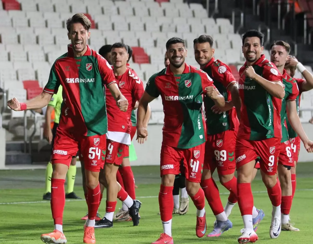 Karşıyaka, Balıkesirspor'u Ağırlıyor