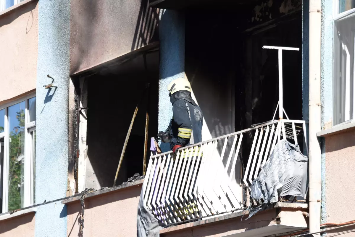 Konya'da 5 Katlı Apartmanda Yangın: 13 Kişi Dumandan Etkilendi