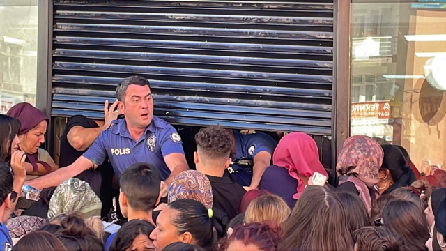 magaza acilisinda kadinlar birbirini ezdi polis 19068813 7138 m