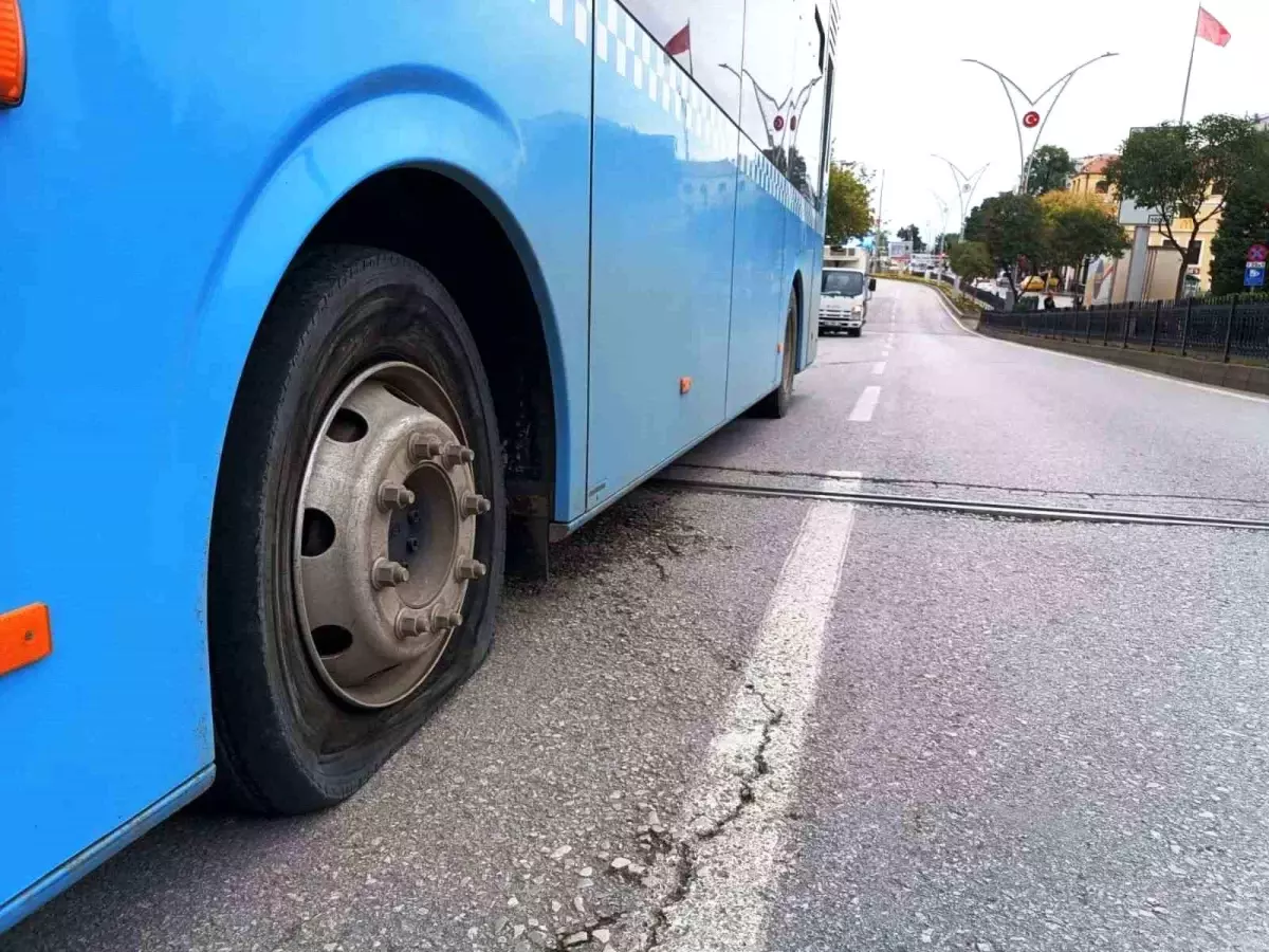Samsun'da Halk Otobüsünün Lastiği Patladı, Facia Önlenildi
