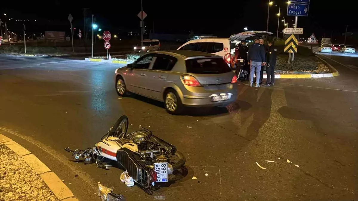Sivas'ta Motosiklet ve Otomobil Çarpıştı, Sürücü Ağır Yaralandı