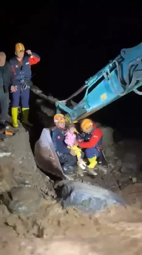 Rize'de Sağanak Sele Neden Oldu, Kurtarma Çalışmaları Devam Ediyor