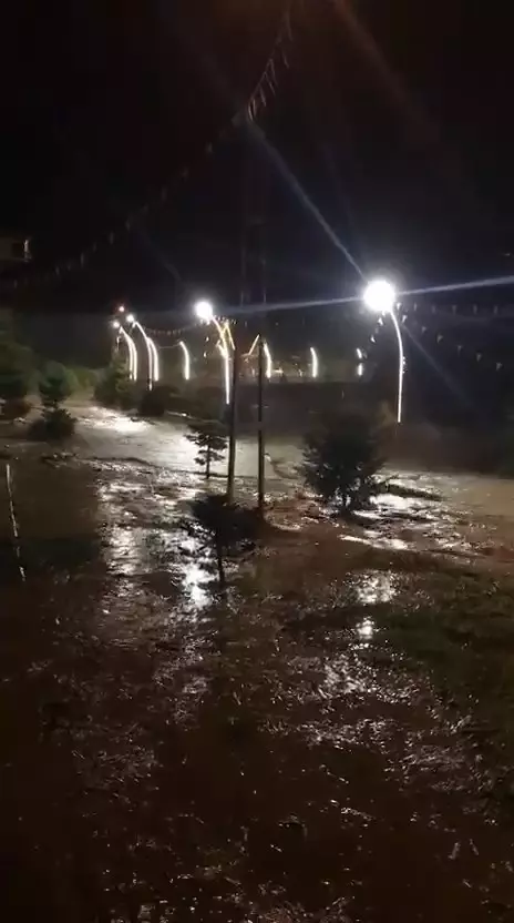 Rize'de Sağanak Sele Neden Oldu, Kurtarma Çalışmaları Devam Ediyor