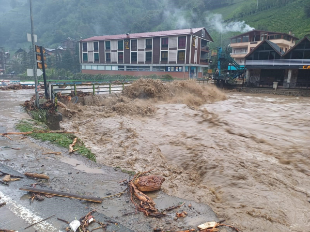 rize de sel ve heyelanla mucadele ayder yaylasi 19067634 6508 m