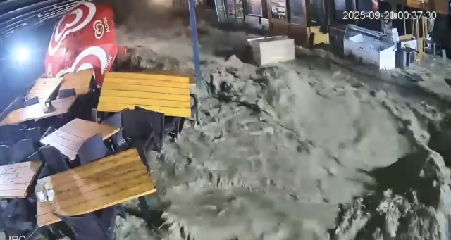 The first moment of the flood in Rize was captured by security cameras