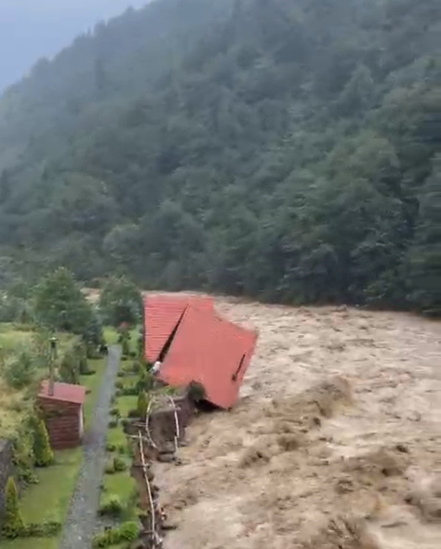 The first moment of the flood in Rize was captured by security cameras
