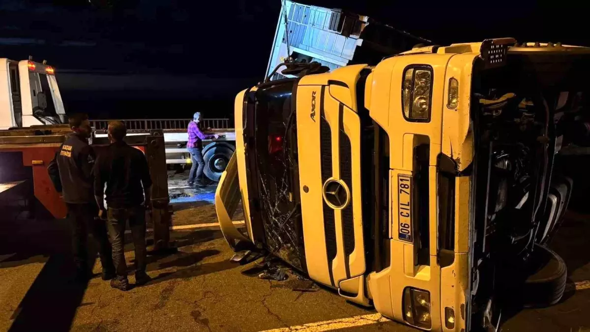 Rize'de Tır Kazası: Karadeniz Sahil Yolu 1,5 Saat Ulaşıma Kapandı