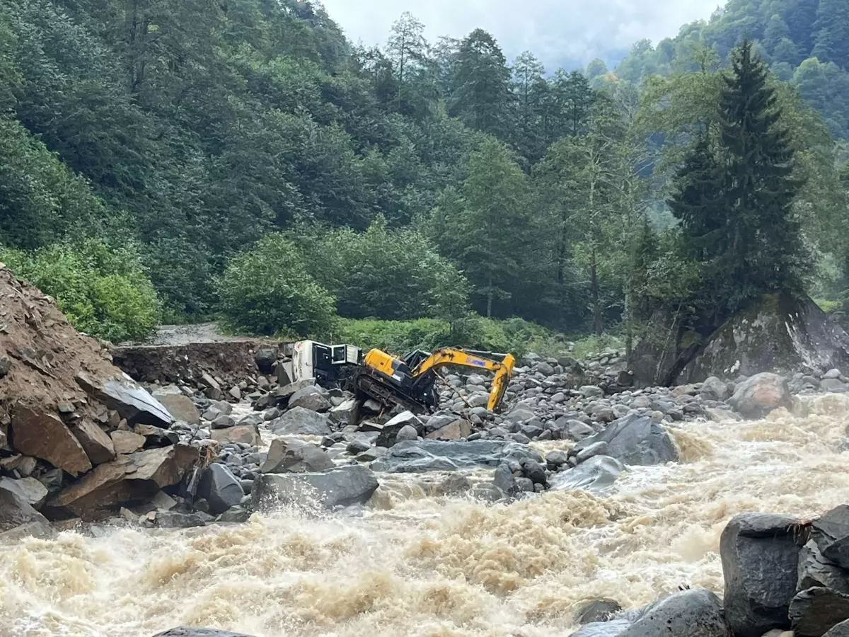Rize'de Sel Felaketi: İş Makineleri Devrildi, Bungalovlar Yıkıldı