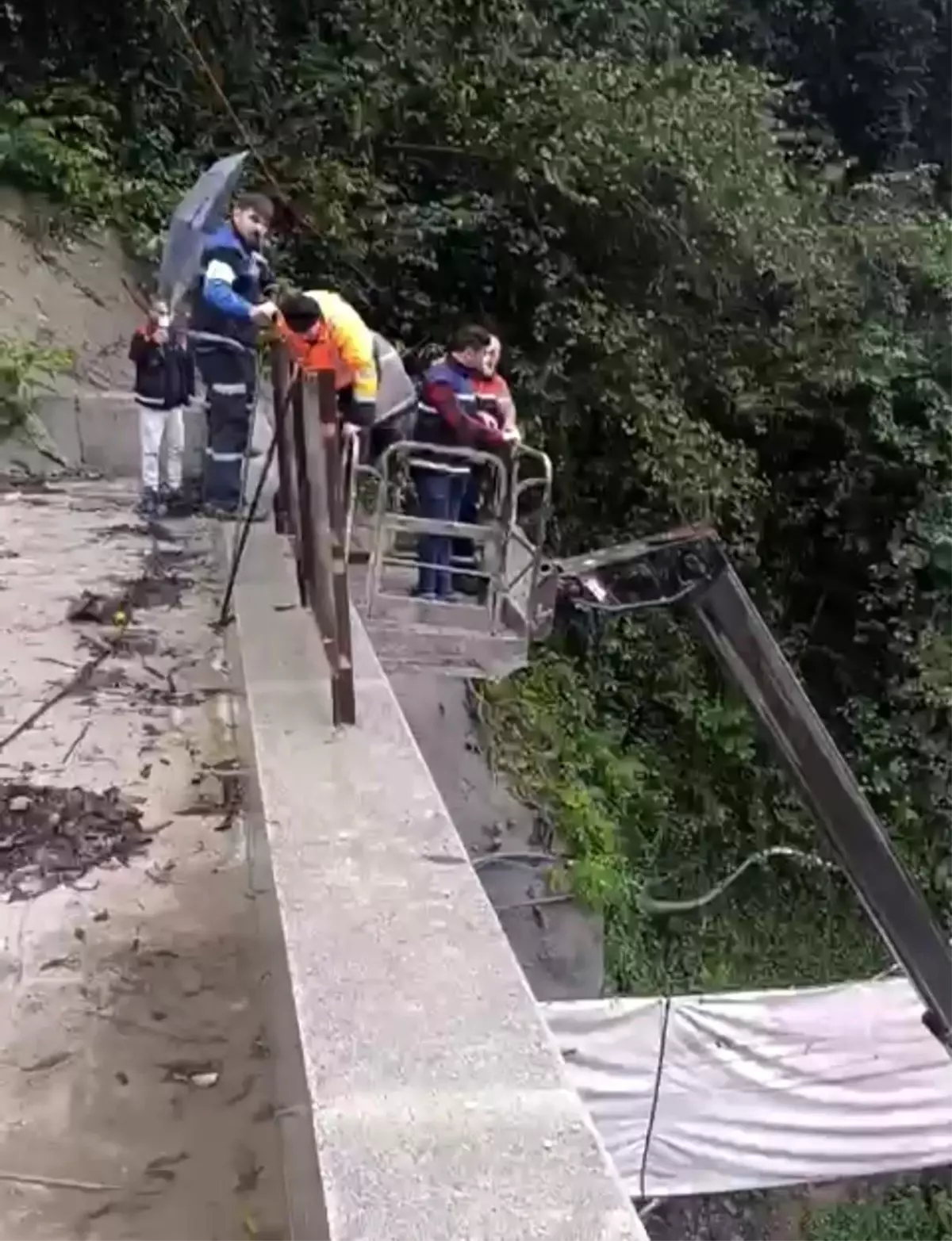 Rize'de Şiddetli Yağış ve Heyelan: Mahsur Kalan İşçiler Kurtarıldı