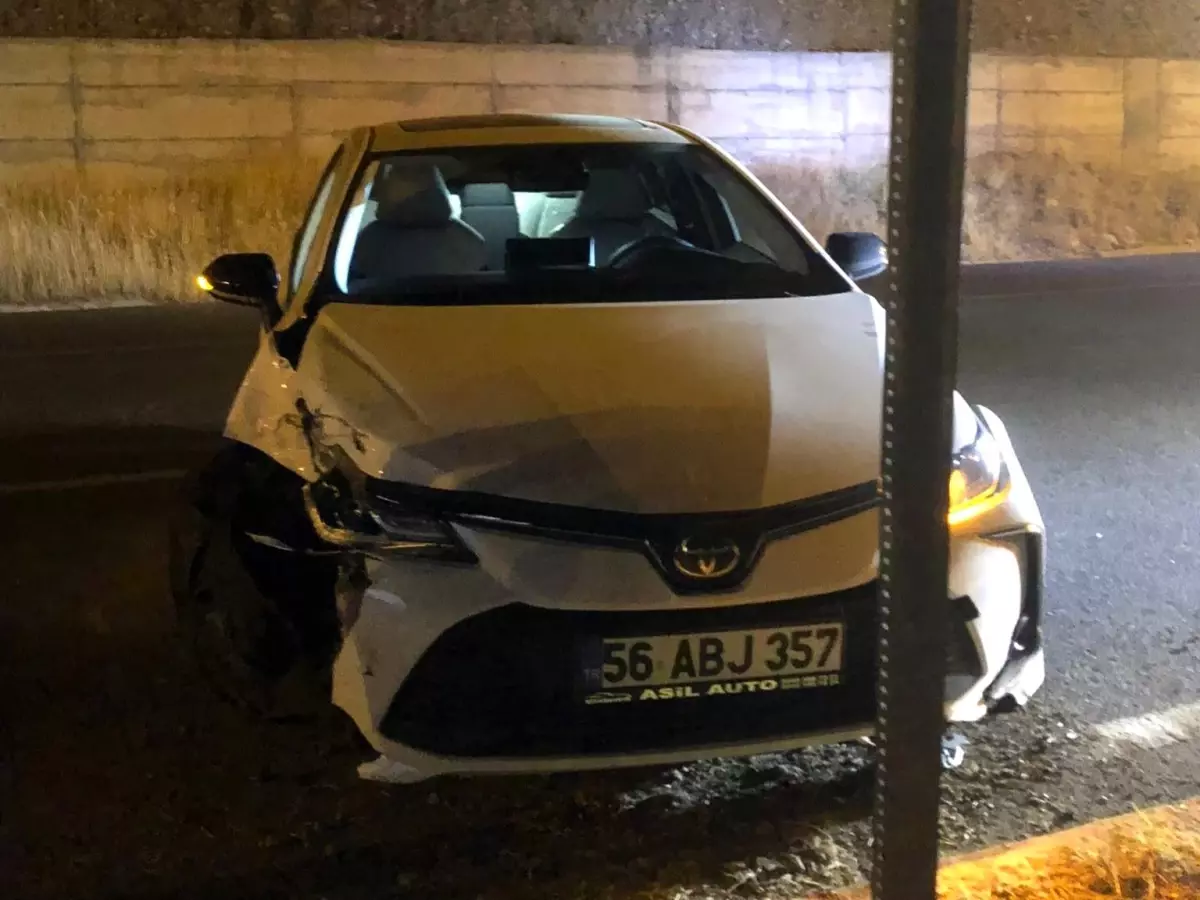 Siirt-Kurtalan Yolunda Otomobil Elektrik Direğine Çarptı