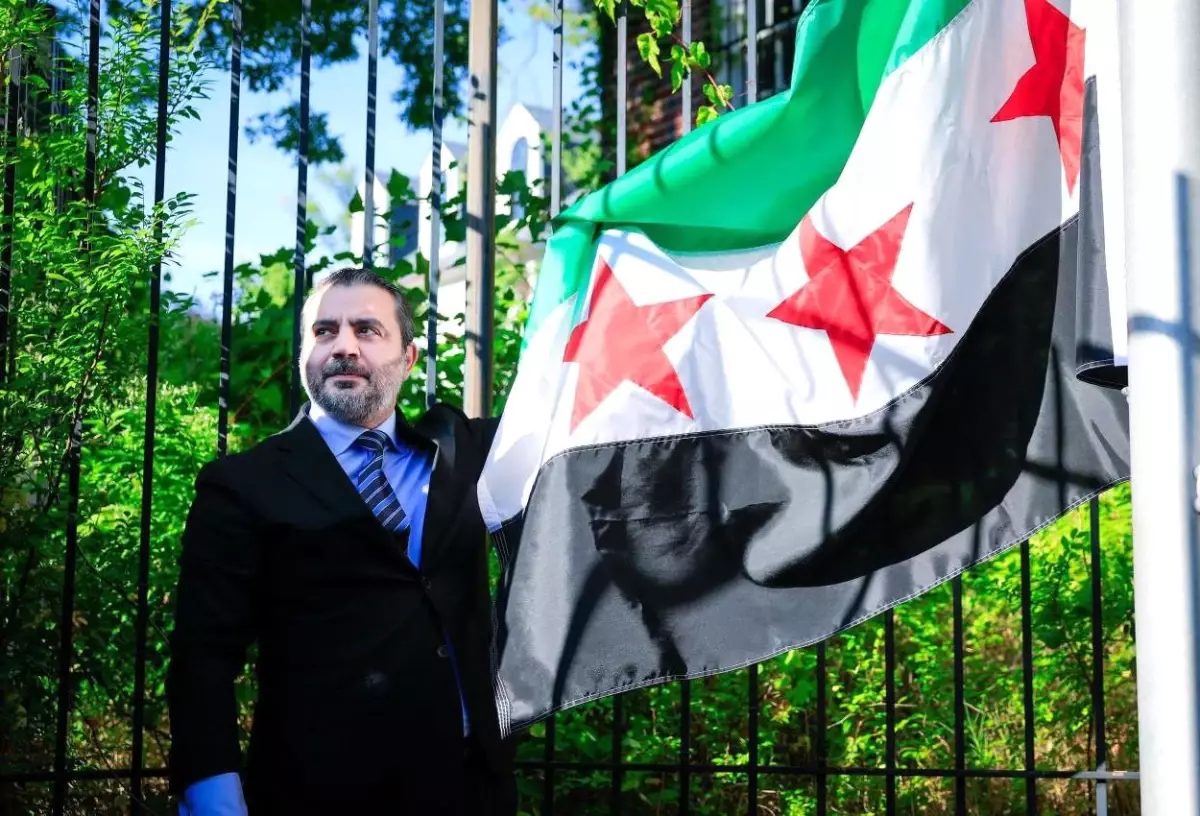Suriye bayrağı, Washington Büyükelçiliğinde göndere çekildi