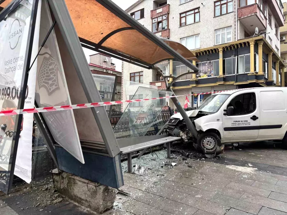 Kontrolden Çıkan Araç Otobüs Durağına Çarptı