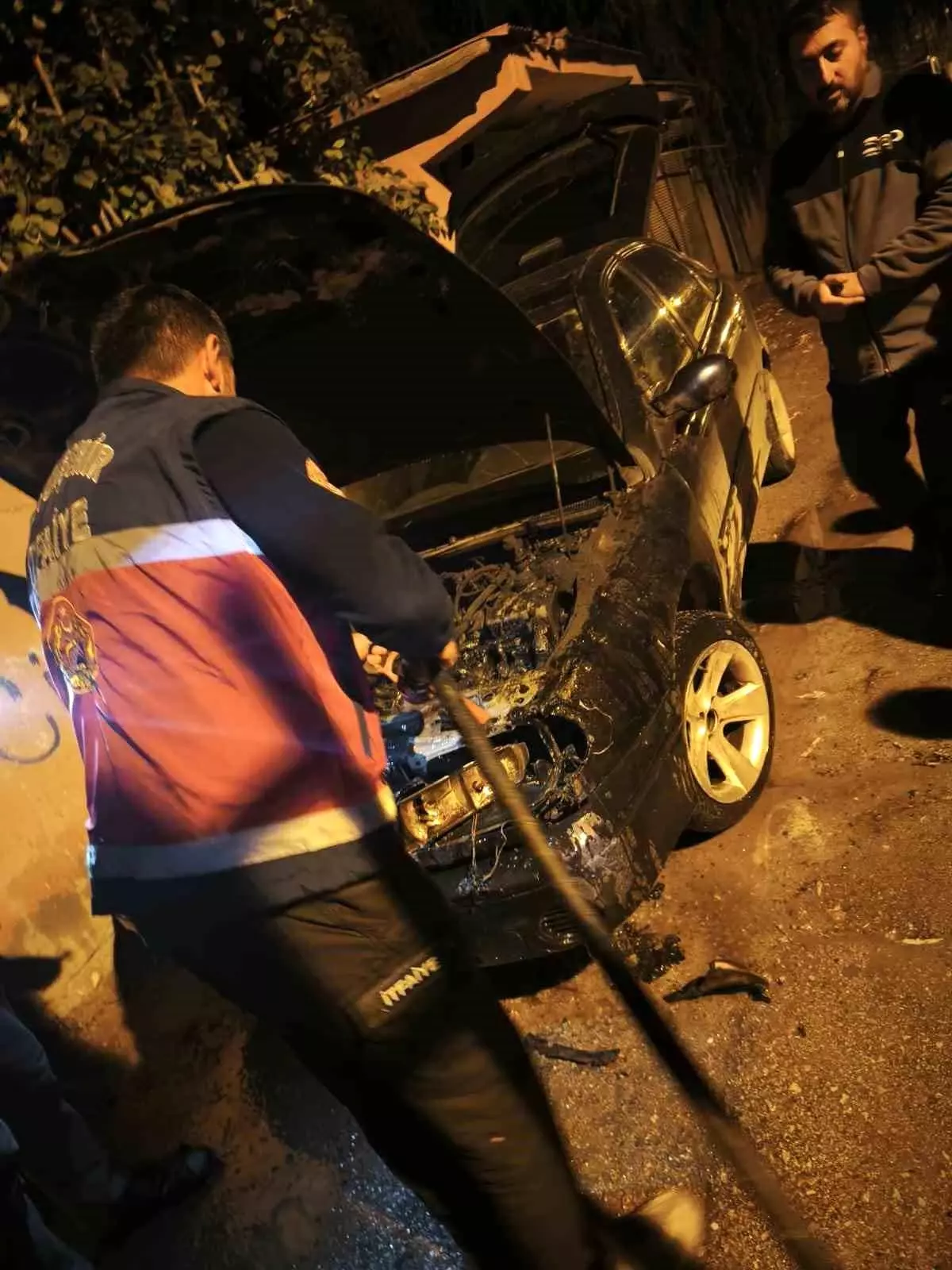 Tuşba'da Park Halindeki Otomobilde Yangın Çıktı