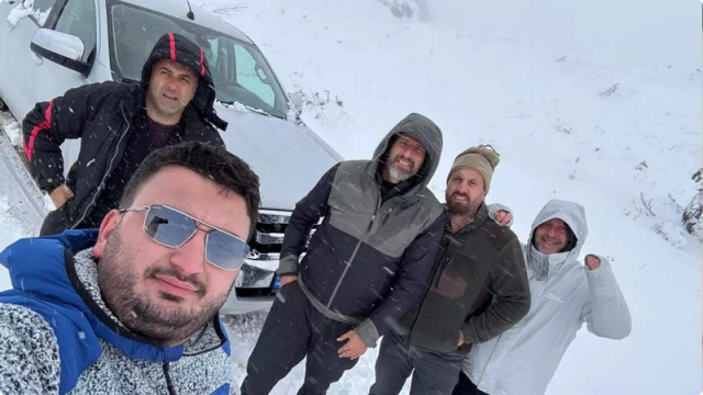 4 ilde etraf beyaza büründü! Kar kalınlığı 60 santimetreye ulaştı