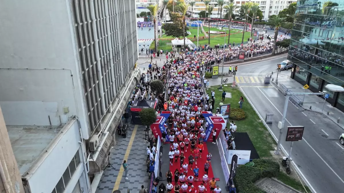 13. Uluslararası 9 Eylül İzmir Yarı Maratonu Renkli Görüntülere Sahne Oldu