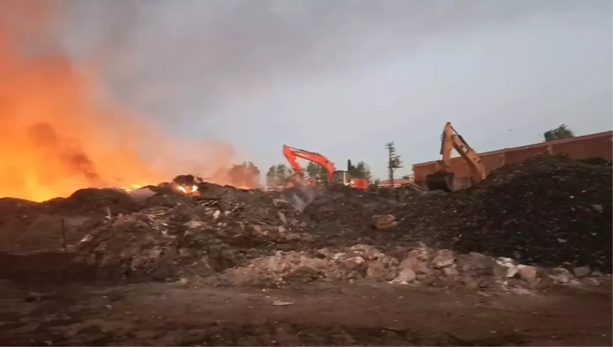 Adana'da Geri Dönüşüm Fabrikasında Yangın Sürekli Devam Ediyor
