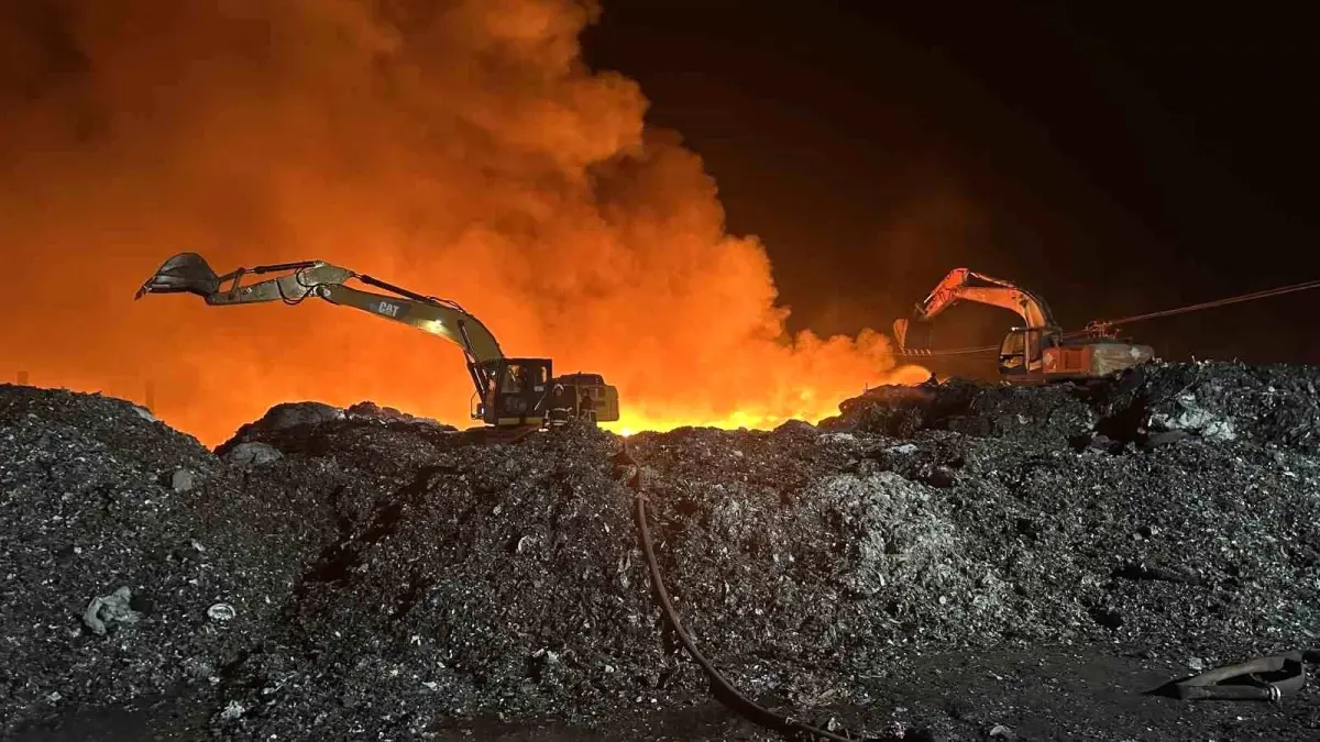 Adana'da Geri Dönüşüm Fabrikasında Yangın: 17 Saat Süren Mücadele