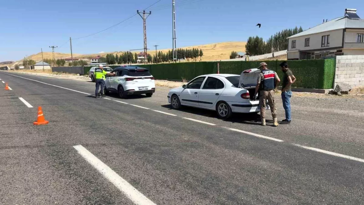 Ağrı'da Huzur ve Güven Uygulaması: 3 Aranan Şahıs ve 7 Düzensiz Göçmen Yakalandı