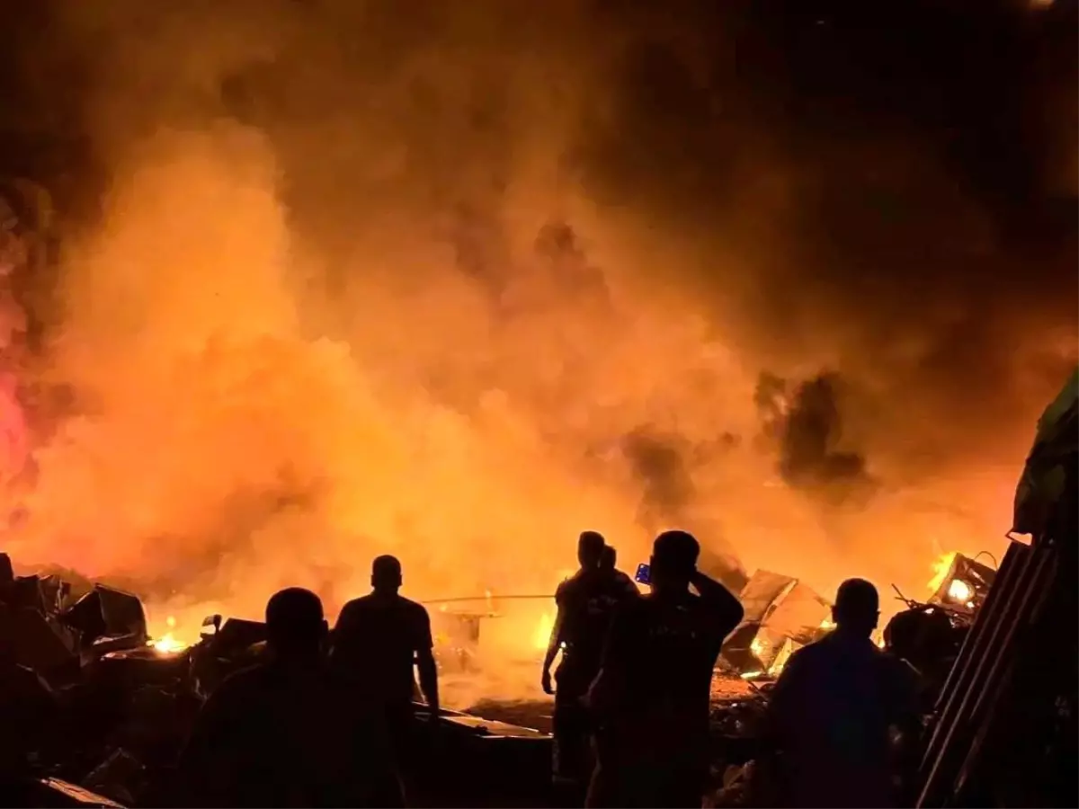Hatay'da Hurdalık Alanda Yangın Çıktı, İtfaiye Ekipleri Olayı Söndürdü