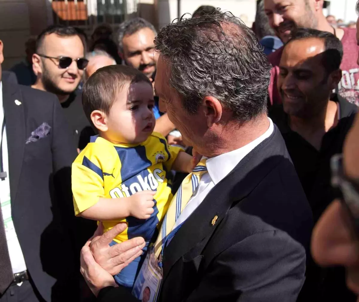 Fenerbahçe Başkanı Ali Koç'a Seçim Alanında Yoğun İlgi