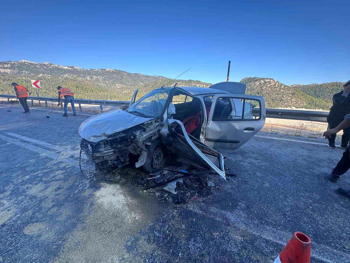 Antalya'da Trafik Kazası: 4 Yaralı