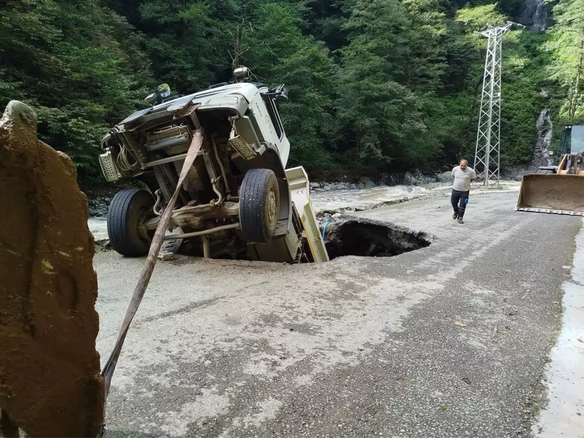 Artvin'de Heyelan Nedeniyle Kapanan Yolda Kamyon Göçüğe Düştü, Sürücü Yaralandı