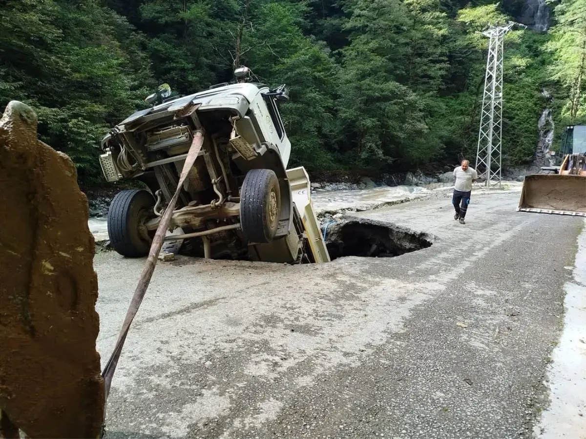 Artvin'de Heyelan Nedeniyle Kapanan Yolda Kamyon Göçüğe Düştü