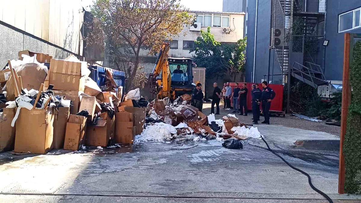 Ataşehir'de Fabrika Bahçesinde Yangın