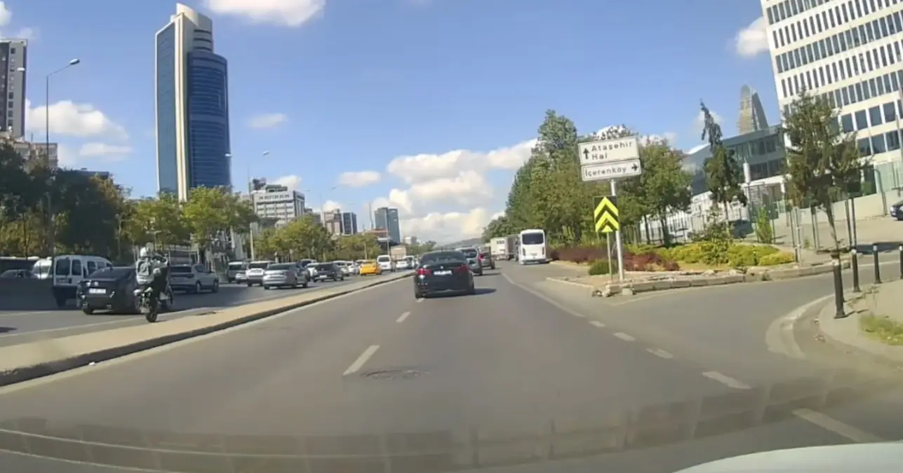 Ataşehir'de Motosikletli Sürücünün Tehlikeli Yolculuğu Kamerada