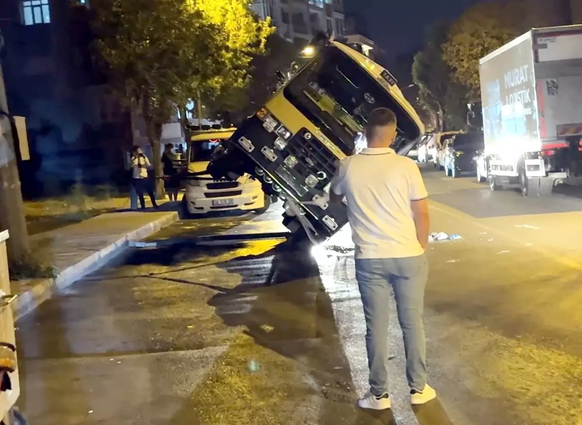 Arızalanan Minibüs Çekiciden Düştü